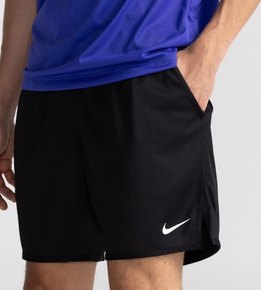 Calção Nike preto com o logo branco na barra.