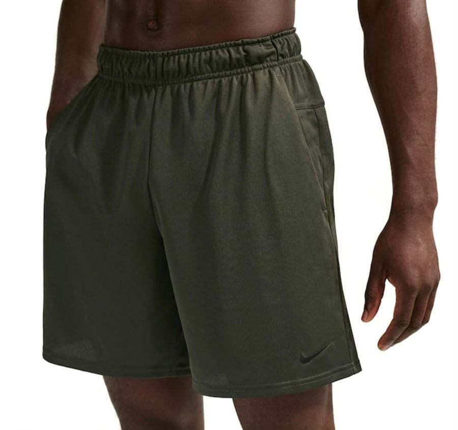 Calção Nike verde militar com bolsos laterais.