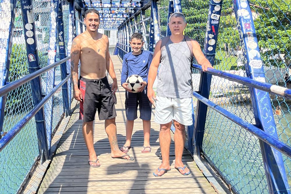Lucas, Daniel e Fabrício juntos na passarela.