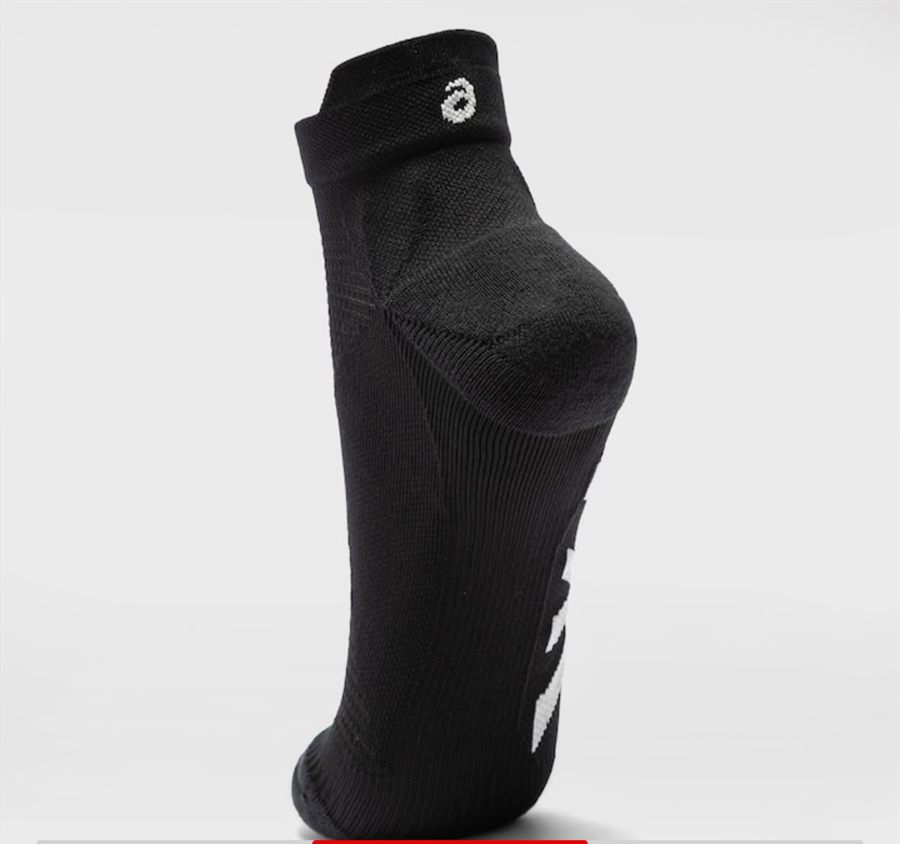 Meia Asics preta de cano curto, vista lateral.