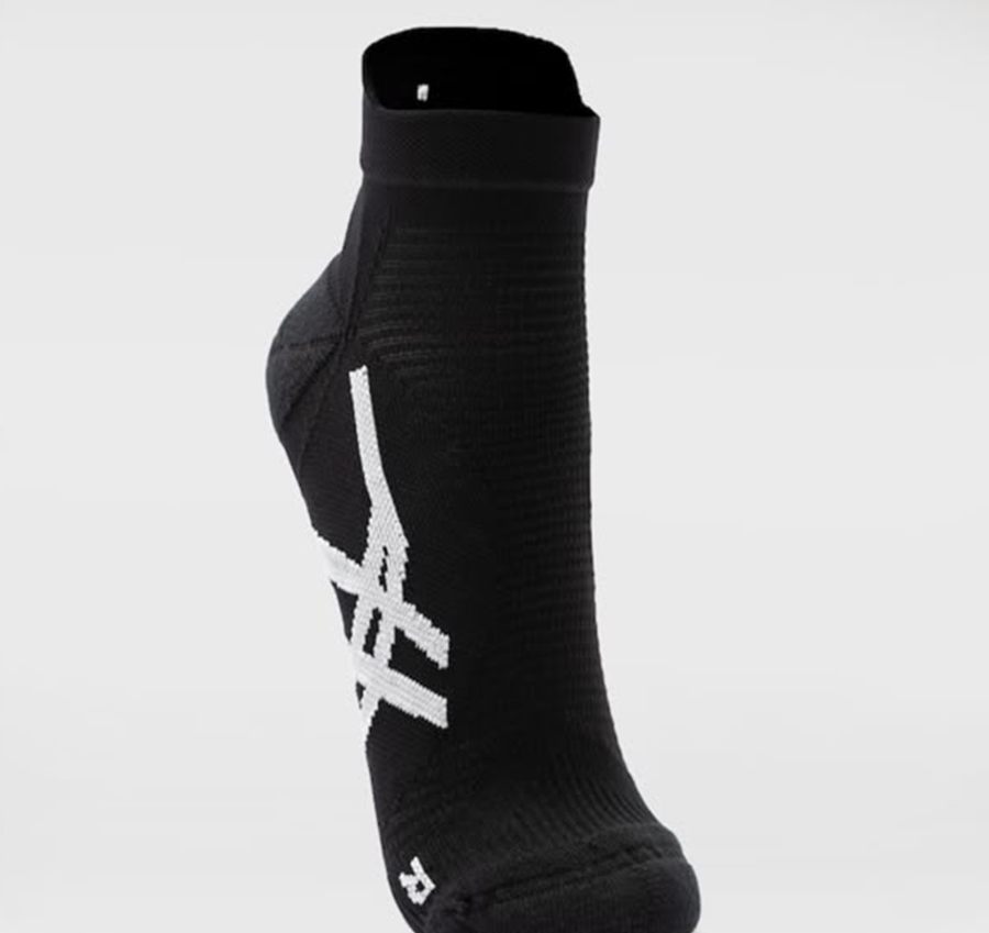Meia Asics preta com o logo branco na lateral.